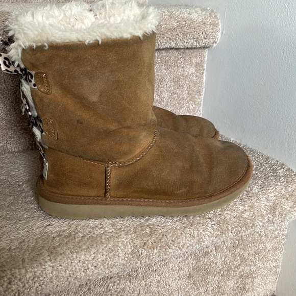 Girls’ UGG Bailey Bow II -tan and leopard boots - Picture 2 of 6